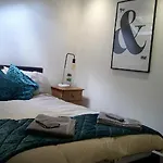 Stylish & Cozy 1 Bed Apartment In The Heart Of Shepherd Bush